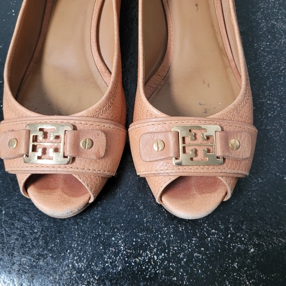 Tory Burch Tan leater Low Wedge Shoes - Picture 3 of 10